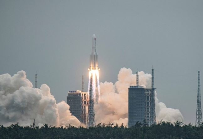 Китайската ракета, която пада неконтролируемо към Земята е преминала над Петричко
